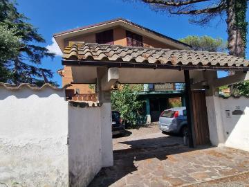 Case e ville in vendita di 342 m² in Via Niccolo Giosafatte Biagioli, 32