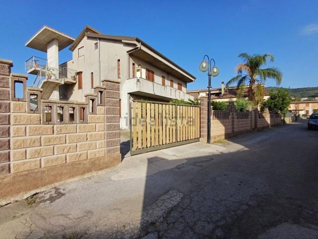 Case e ville in vendita di 342 m² in Contrada Vina, 43