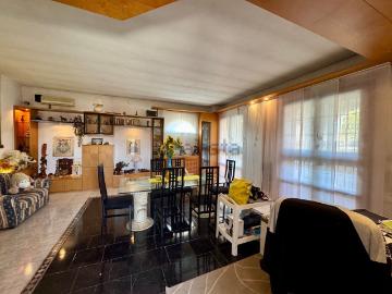 Case e ville in vendita di 343 m² in Via Giacomo Leopardi, 2