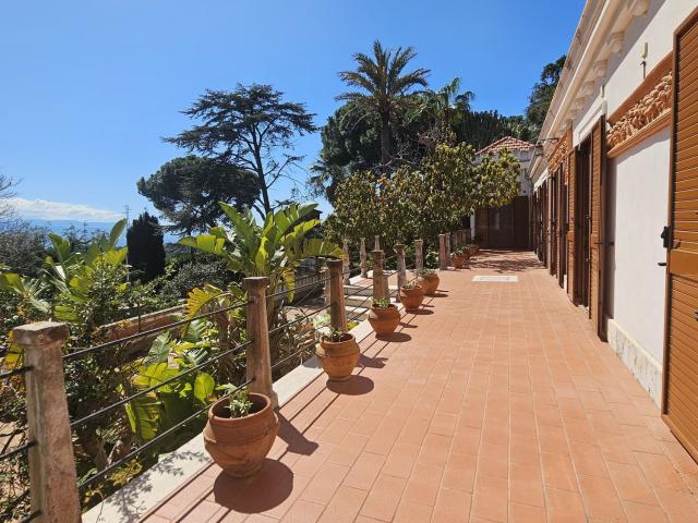 Case e ville in vendita di 343 m² in Via Elio Vittorini