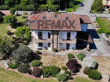 Case e ville in vendita di 343 m² in Via XXV Aprile, 45