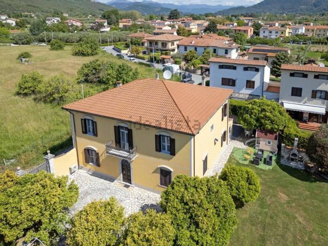 Case e ville in vendita di 344 m² in Via G. Mazzini