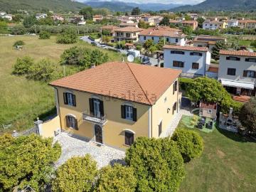 Case e ville in vendita di 344 m² in Via G. Mazzini