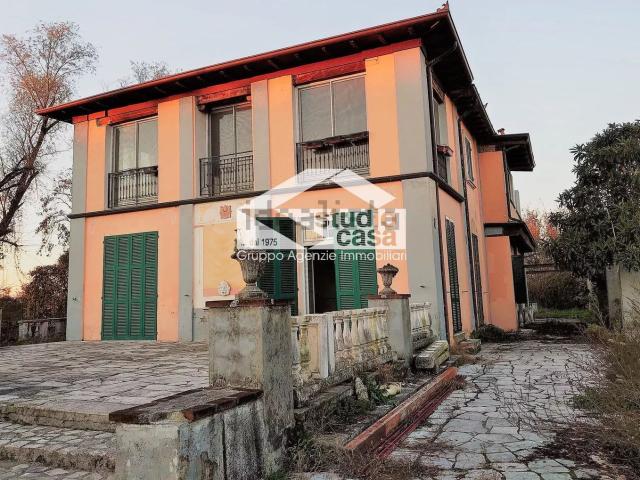 Case e ville in vendita di 345 m² in Via Camisano