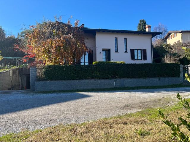 Case e ville in vendita di 345 m² in Via per Carcano