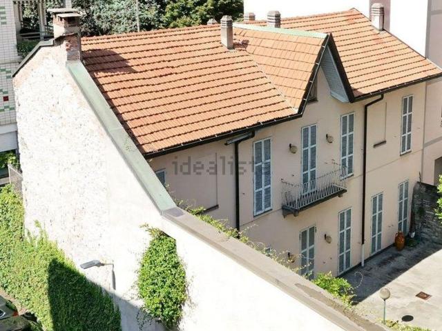Case e ville in vendita di 345 m² in Viale Varese, 73