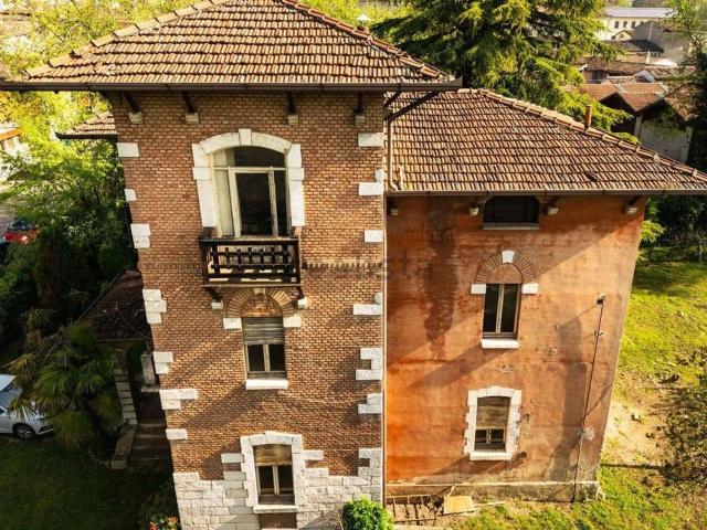 Case e ville in vendita di 345 m² in Viale Maifreni, 29
