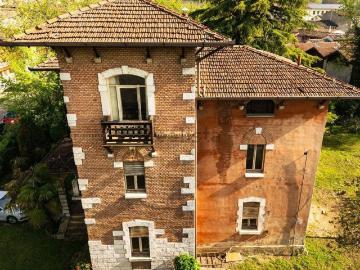 Case e ville in vendita di 345 m² in Viale Maifreni, 29