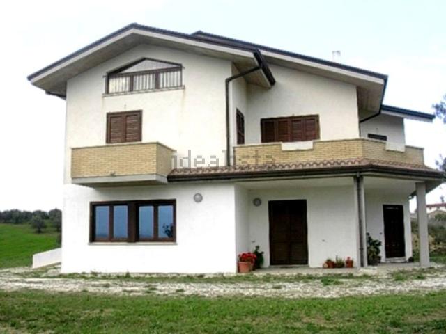Case e ville in vendita di 345 m² in Contrada Piano di Coccia