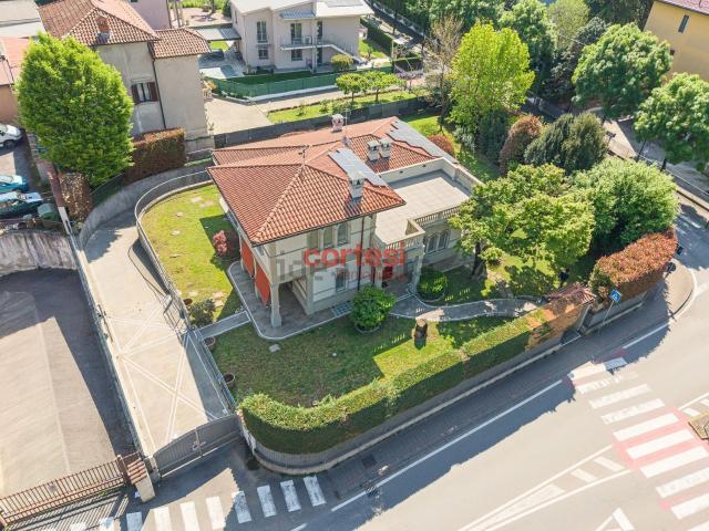 Case e ville in vendita di 346 m² in Via Casolini, 1