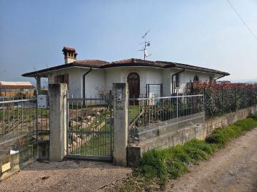 Case e ville in vendita di 346 m² in Via IV Novembre, 124
