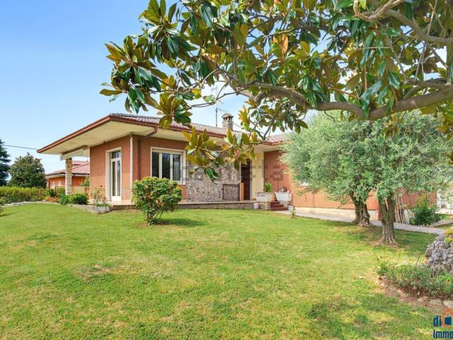 Case e ville in vendita di 346 m² in Via Montegrappa, 12