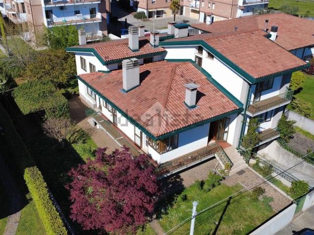 Case e ville in vendita di 347 m² in Via Bassa, 49