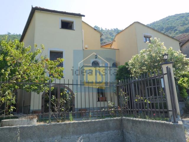 Case e ville in vendita di 347 m² in Via Portio, 25