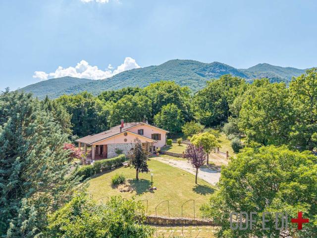 Case e ville in vendita di 348 m² in Via Collerelle