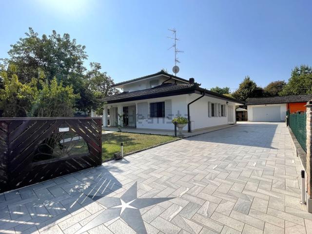 Case e ville in vendita di 348 m² in Via G. Matteotti, 82