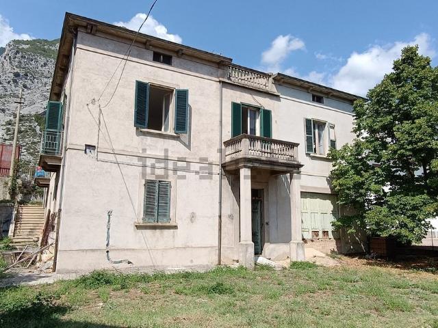Case e ville in vendita di 348 m² in Via Nazionale