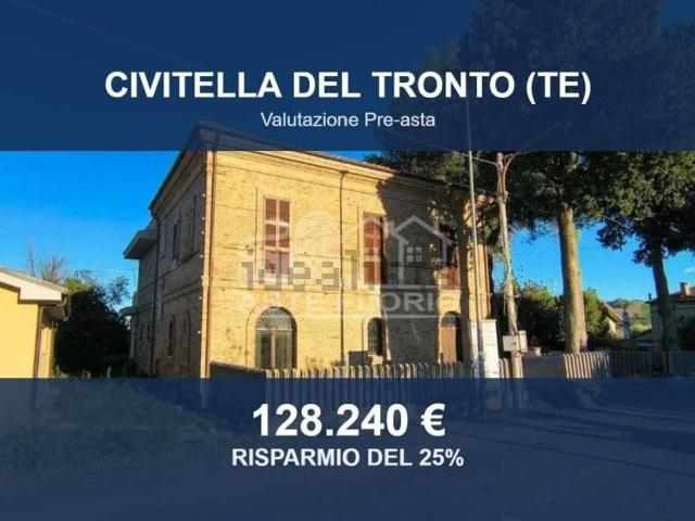 Case e ville in vendita di 348 m² in Frazione Tavolaccio, 95