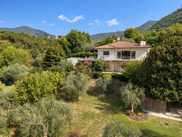 Case e ville in vendita di 349 m² in Via dei Colli