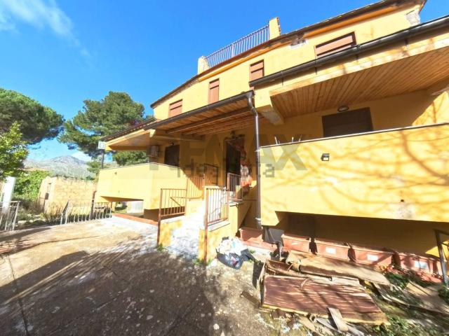 Case e ville in vendita di 350 m² in Via delle Palme