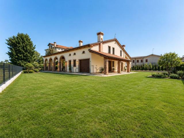 Case e ville in vendita di 350 m² in Via 8 Marzo, 27