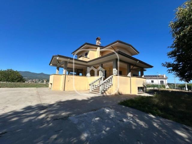 Case e ville in vendita di 350 m² in Via Colle Gabriele, 3