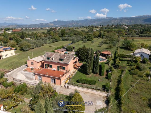 Case e ville in vendita di 350 m² in Via Colle dell&apos Oro