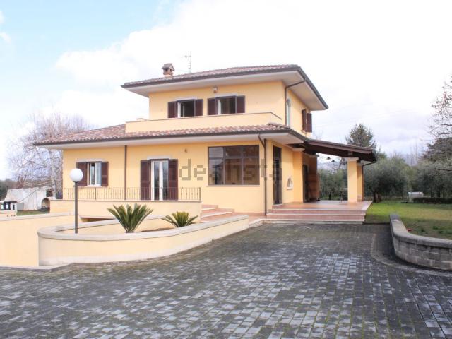 Case e ville in vendita di 350 m² in Via Colle Savelli, 52