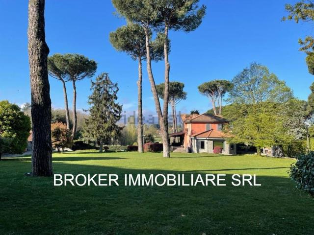 Case e ville in vendita di 350 m² in Via Colle Palazzola