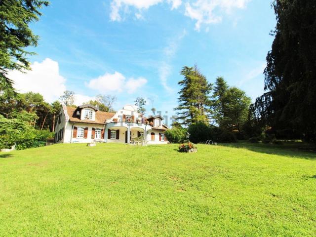 Case e ville in vendita di 350 m² in Via Confine