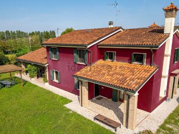 Case e ville in vendita di 350 m² in Via Caltana