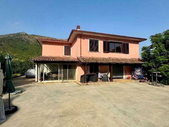 Case e ville in vendita di 350 m² in Via Carro