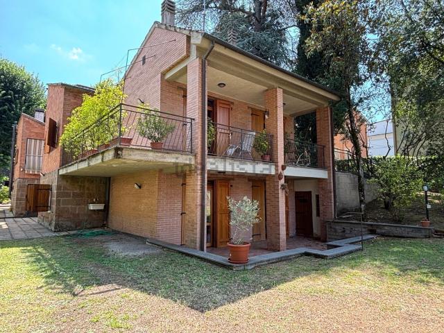 Case e ville in vendita di 350 m² in Via Cassia