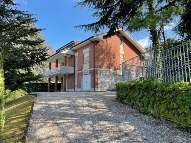 Case e ville in vendita di 350 m² in Via Cassinasco, 64