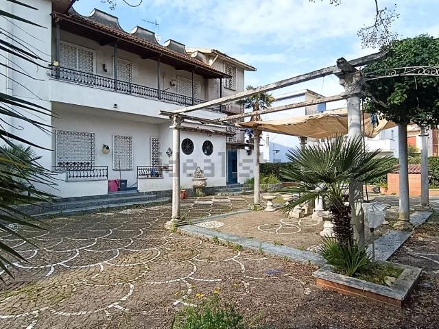 Case e ville in vendita di 350 m² in Via Cristoforo Colombo, 83
