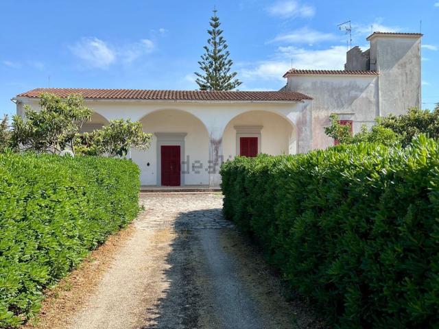 Case e ville in vendita di 350 m² in Via Croce dell&apos Alto, 18