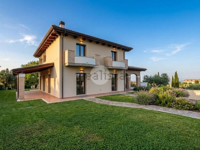 Case e ville in vendita di 350 m² in Via Crocifisso, 15