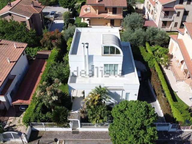 Case e ville in vendita di 350 m² in Via Cuba, 25
