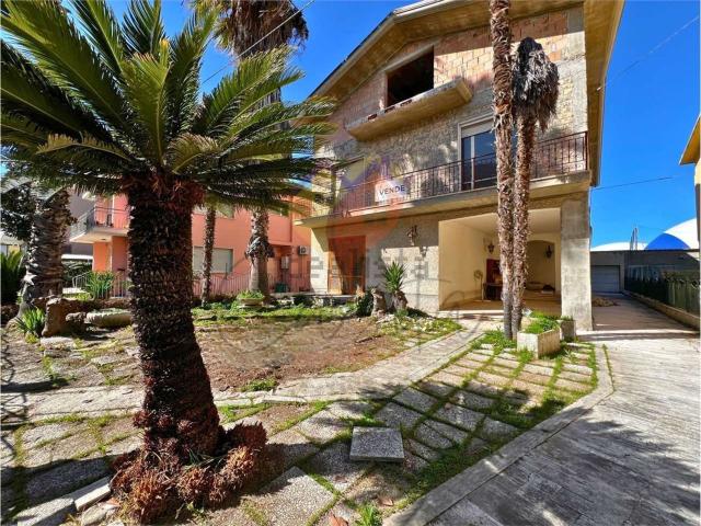 Case e ville in vendita di 350 m² in Via Amerigo Vespucci, 11