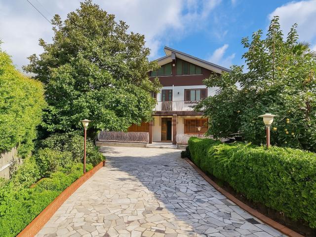 Case e ville in vendita di 350 m² in Via Antonello da Messina, 23