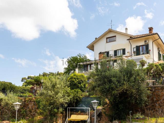 Case e ville in vendita di 350 m² in Via Anagnina