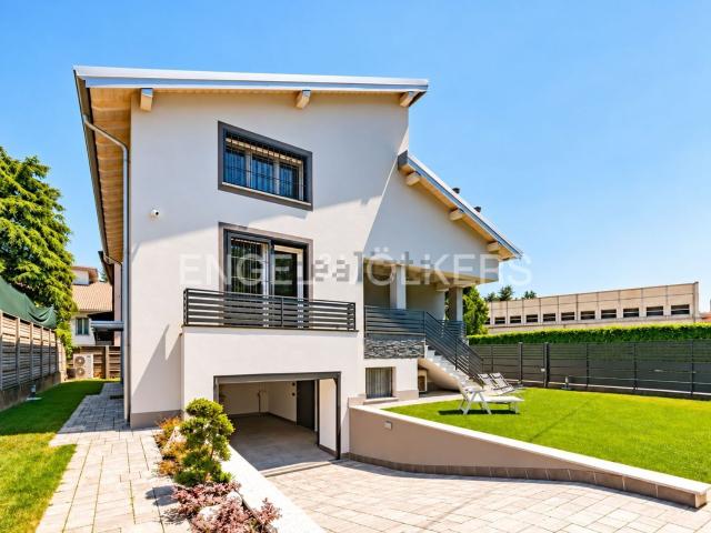 Case e ville in vendita di 350 m² in Via Achille Grandi, 5