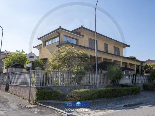 Case e ville in vendita di 350 m² in Via Adda