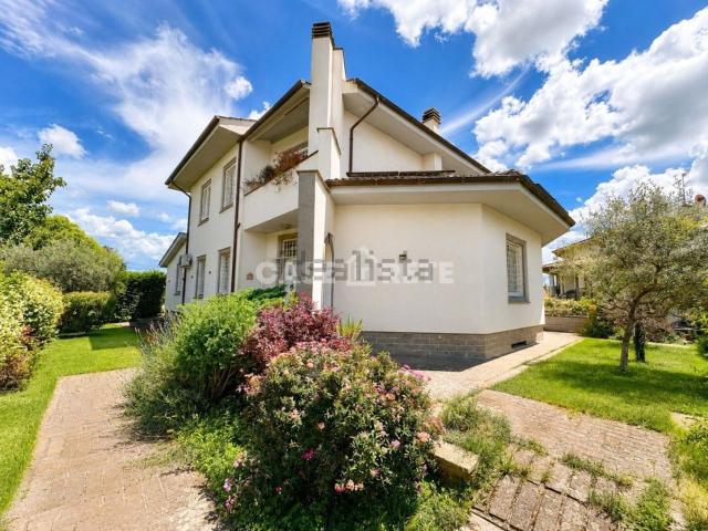Case e ville in vendita di 350 m² in Via G. Garibaldi, 43