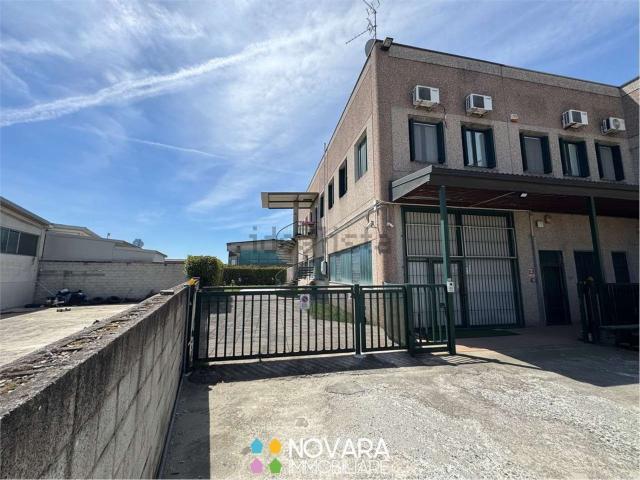 Case e ville in vendita di 350 m² in Via G. Leopardi, 48