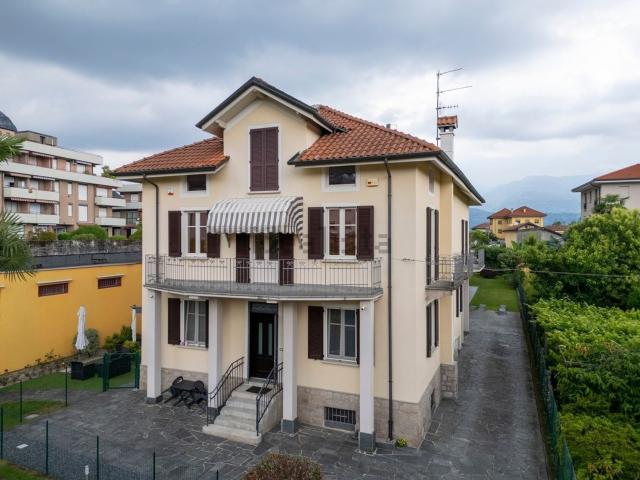 Case e ville in vendita di 350 m² in Via G. Marconi, 8