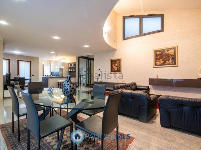 Case e ville in vendita di 350 m² in Via Gabriele D&apos Annunzio