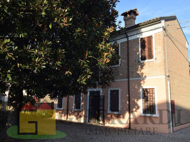 Case e ville in vendita di 350 m² in Via Giuseppe Fabbri, 323