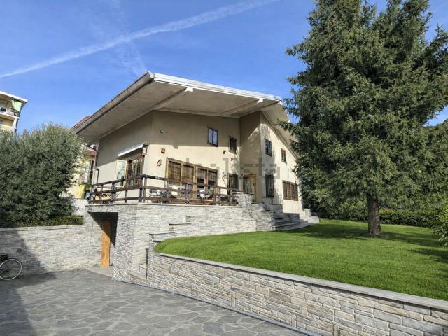 Case e ville in vendita di 350 m² in Via Giuseppe Parini, 5