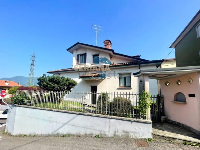 Case e ville in vendita di 350 m² in Via Giacomo Puccini
